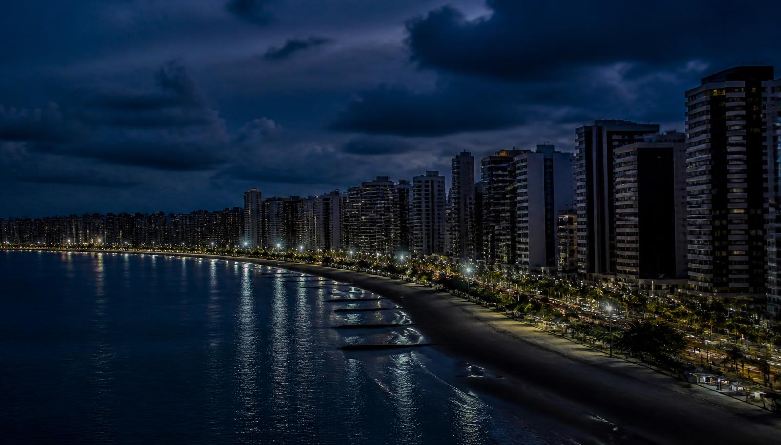 Skyline de Fortaleza à noite, à beira-mar